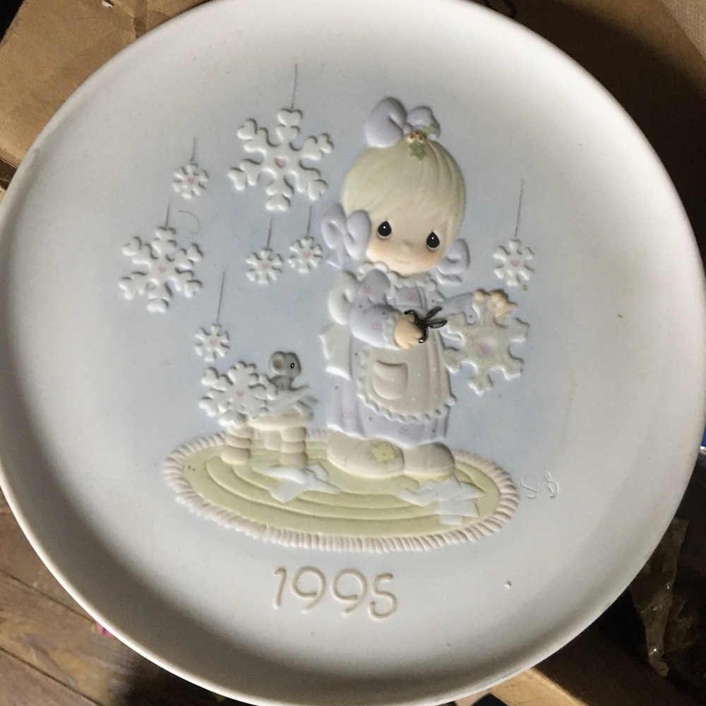 Enesco Precious Moments 1995 Annual Collectors' Plate Beauty of Christmas Plate